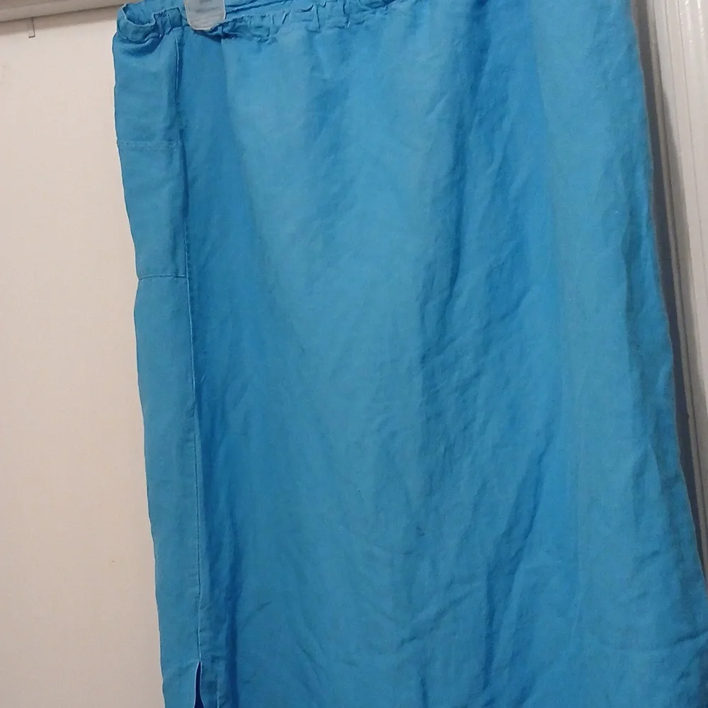 Aqua light blue skirt with pockets in the front and a split on the side - Picture 4 of 5
